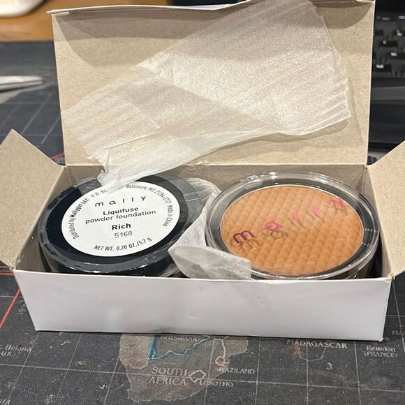 Mally Liquifuse Powder Foundation Rich by - Picture 2 of 6